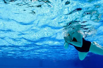 Tragédie připomínají základní pravidla koupání. Nespouštět děti z očí a nepřeceňovat se