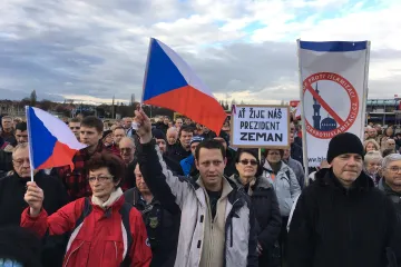 Zeman strávil svátek v Lánech, jeho příznivci se sešli na Letné