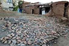 Silná zemětřesení postihla Japonsko i Írán, kde zničilo vesnici. Zemřelo pět lidí