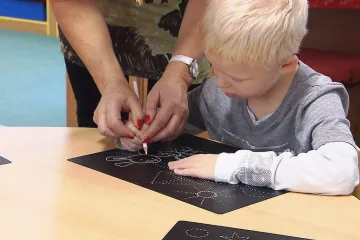 Některé děti neumějí držet tužku. Co se nenaučí ve školce, to pak dohánějí těžko, varují učitelky