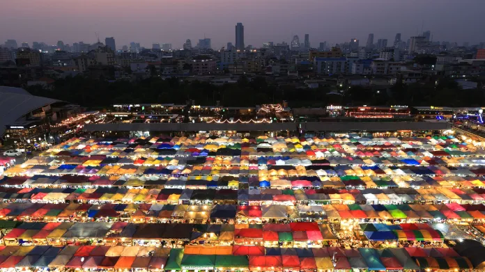 Tržiště v thajském Bangkoku před pandemií a během ní