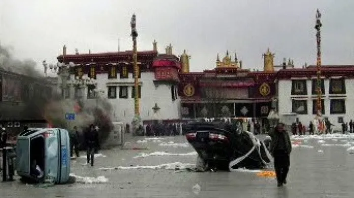 V ulicích tibetské Lhasy demonstranti na protest proti čínské nadvládě zapalovali auta.