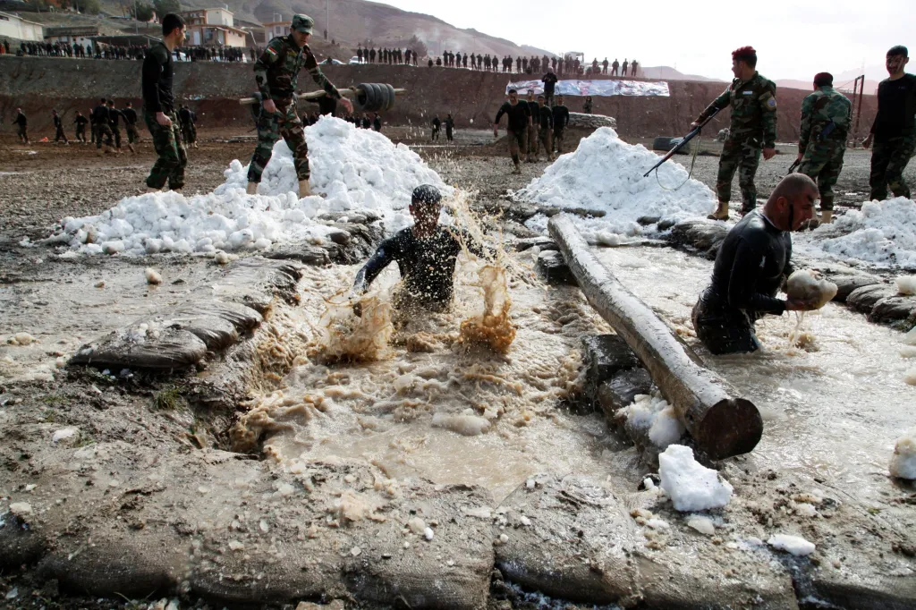 Členové kurdských speciálních sil Pešmergů prokazují své dovednosti během ukázky ve vojenském táboře v okrese Soran v Iráku. Jejich výcvik se zaměřuje na přežití v extrémních podmínkách
