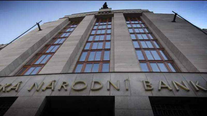 ČNB se bojí odlivu kapitálu z bank, posiluje kontrolu