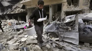 Muž po bombardování v syrské provincii Idlib