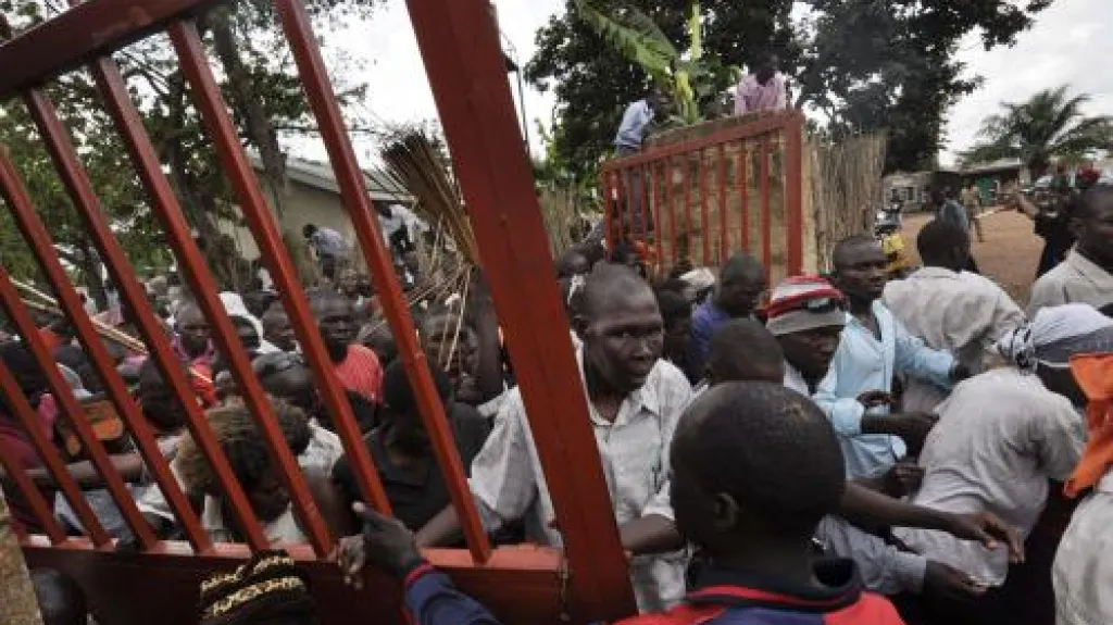 Policie vytlačuje protestanty od královských hrobek v Ugandě