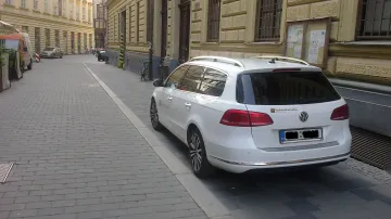 Řidič tohoto auta zaparkoval na chodníku