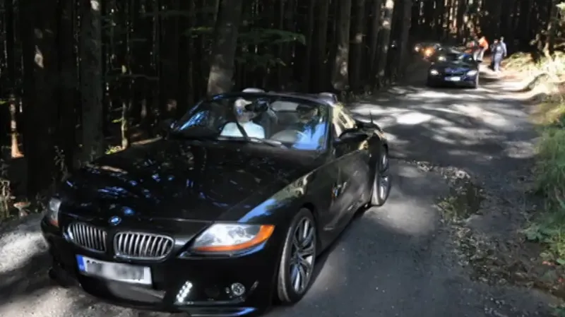 Kolona luxusních BMW na Šumavě