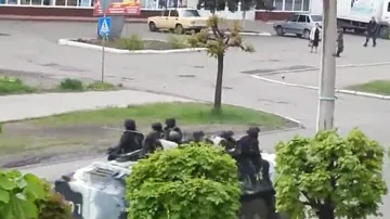 Ukrajinské jednotky v ulicích Kramatorska