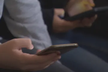 Mezi dětmi na Kutnohorsku se šířila nevhodná videa. Na skupinu v aplikaci WhatsApp upozornili rodiče