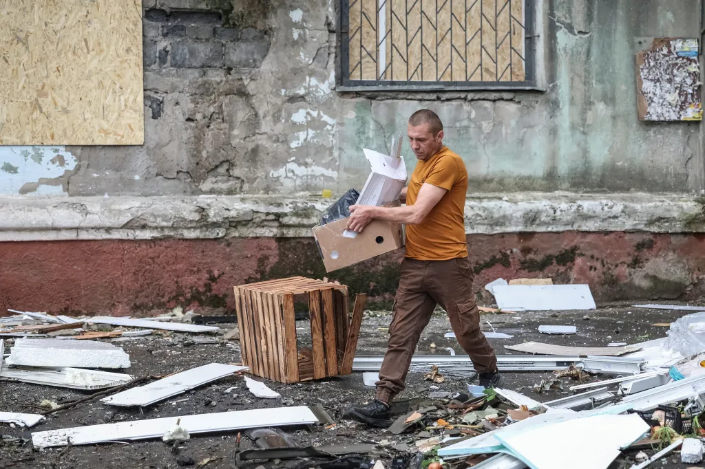 Obyvatel Kramatorsku si odnáší osobní majetek z domu poničeného během ruského útoku z 27. 5. 2026