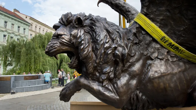 Přípravy na odhalení památníku československým letcům na pražském Klárově