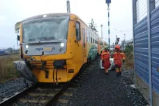 Na přejezdu v Olomouci se srazil vlak s nákladním autem. Devět lidí se lehce zranilo
