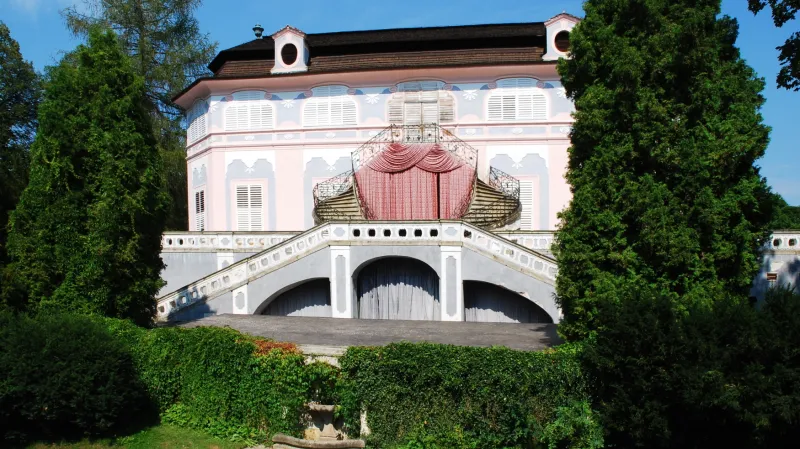 Letohrádek Bellarie v zámecké zahradě v Českém Krumlově