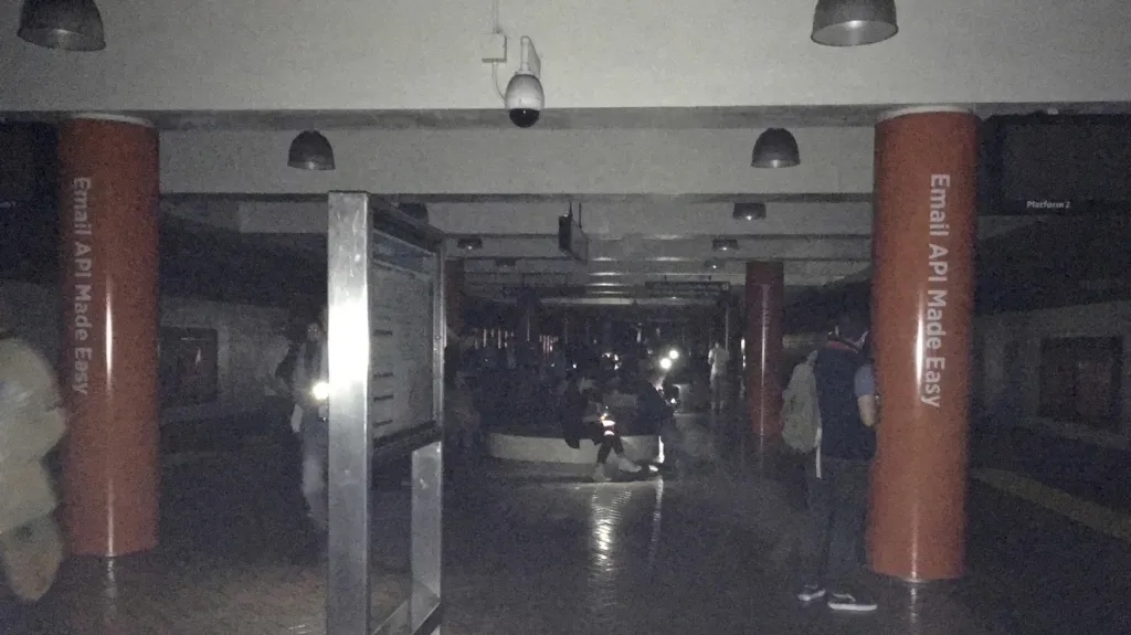 Potemnělým vestibulem metra zářily displeje mobilů