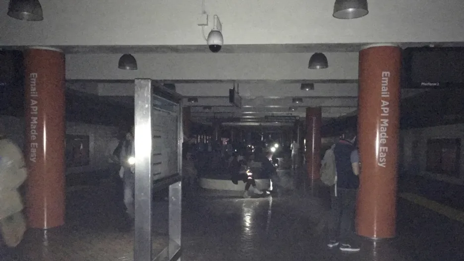 Potemnělým vestibulem metra zářily displeje mobilů