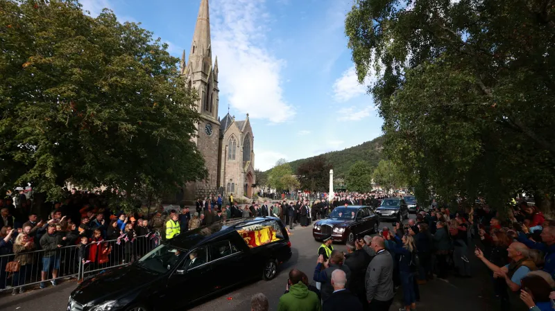 Obyvatelé Ballateru se loučí s královnou