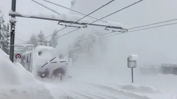 Vlaky kvůli přívalům sněhu v oblasti Zermattu nejezdí