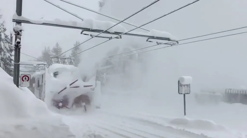 Vlaky kvůli přívalům sněhu v oblasti Zermattu nejezdí