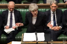 Britská premiérka ustála novou revoltu v Konzervativní straně, vládu ale opouští Andrea Leadsomová