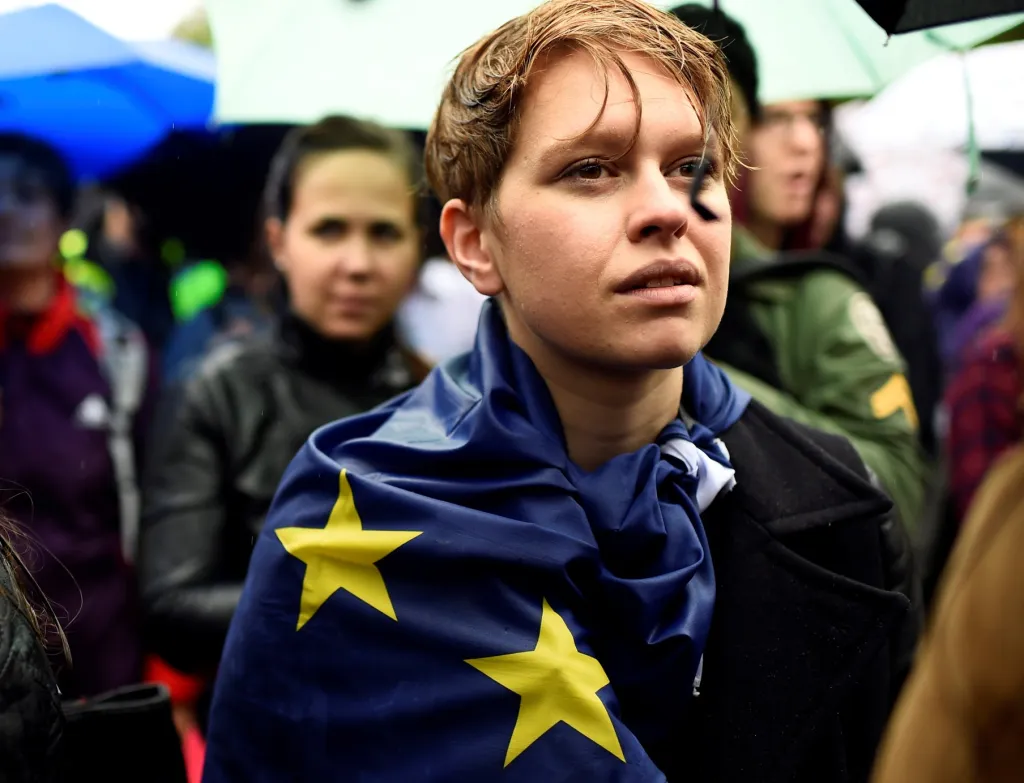 Evropská unie se musela v posledních deseti letech potýkat s celou řadou rozdílných problémů. Jedním z největších, který není stále uzavřen, je vystoupení Velké Británie. Na snímku jeden z demonstrantů projevuje svoji solidaritu s EU po vyhlášení výsledků referenda. Snímek z Trafalgarského náměstí v centru Londýna, 28. červen 2016