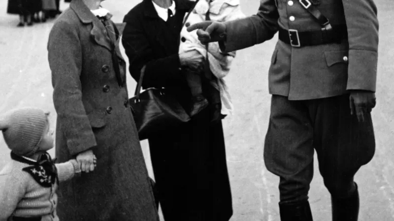 Zatímco Češi utíkali z pohraničí před násilnostmi henleinovců, v německém tisku se objevovaly snímky jako tento s popiskem: „Unikli před českými hrdlořezy! Snímek od našeho fotografa z Zinnwaldu v Sasku, kam přicházejí sudetskoněmečtí uprchlíci z Teplic. Naše fotografie zobrazuje ztrhanou ženu, jejíž tvář prozrazuje obavy o osud jejího manžela.“