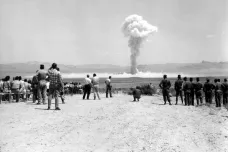 Před 60 lety explodovala na Sahaře atomová bomba. Francie odpálila modrého tarbíka