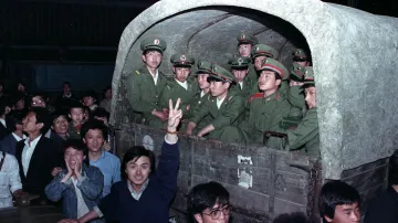 Obyvatelé Pekingu obkličují 20. května 1989 na předměstí města armádní konvoj čítající 4000 vojáků, aby jim zabránili v cestě na náměstí