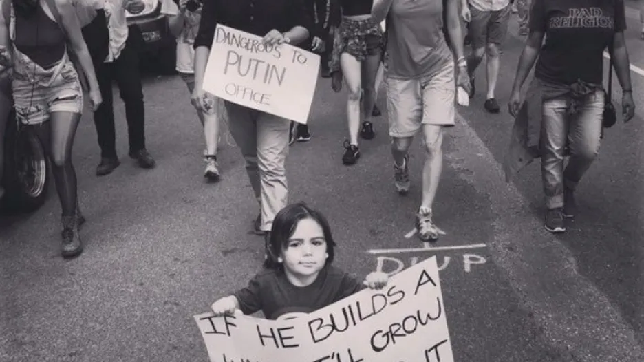 Tříletý Kaio na demonstraci proti zvolení Donalda Trumpa americkým prezidentem