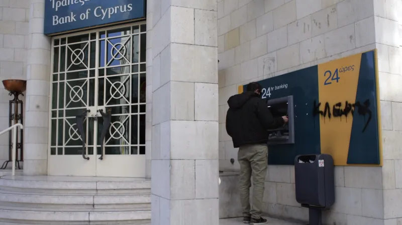 Kypřané se snaží vybrat úspory