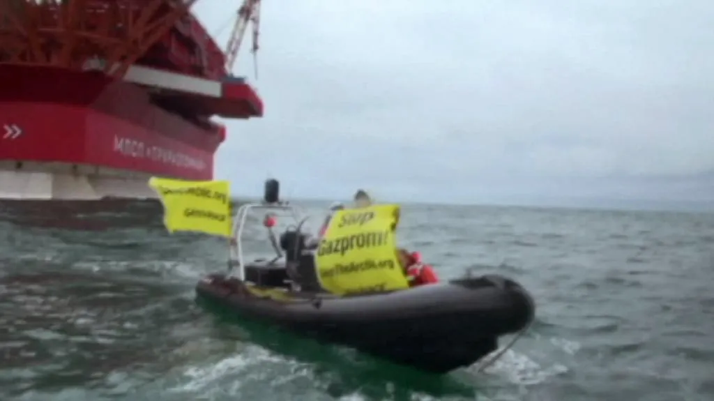 Aktivisté Greenpeace obsazují plošinu Gazpromu
