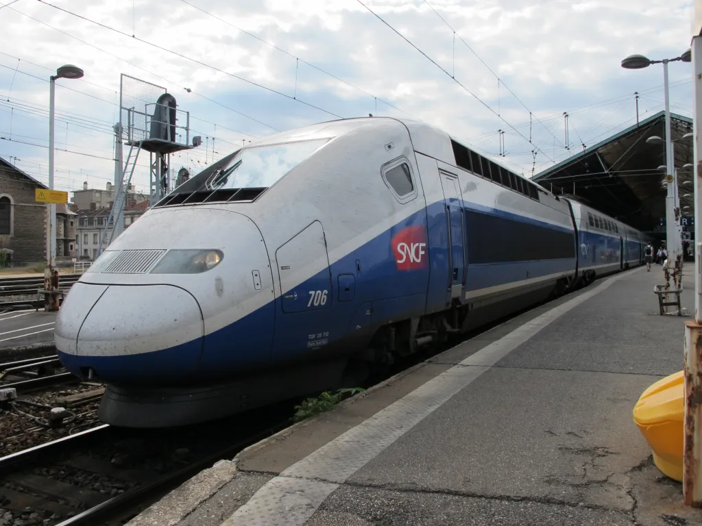 V polovině 90. let začal Alstom vyrábět další generaci TGV s názvem Duplex. Patrné byly oblé tvary ve srovnání s hranatějšími předchůdci, pro cestující spočíval největší rozdíl v tom, že vozy Duplexu byly dvoupodlažní