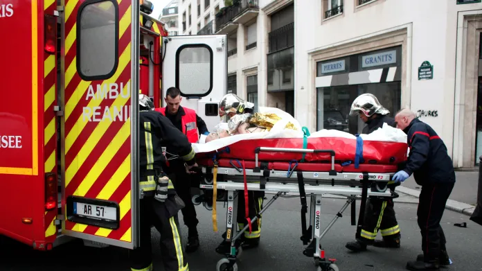 Zásah záchranářů po útoku v redakci Charlie Hebdo