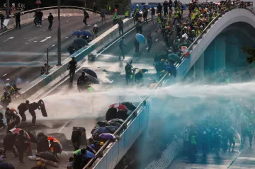 Hongkong zažil největší protesty od začátku září. Nejméně osmnáct lidí je zraněných