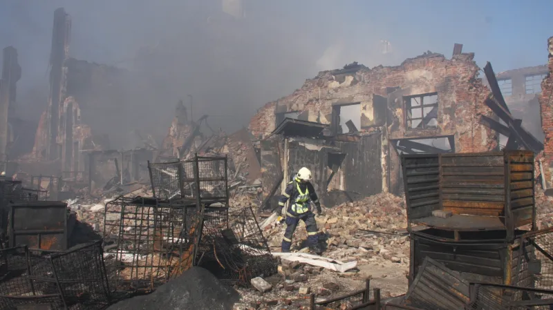 Požár výrobny plastů v Chropyni