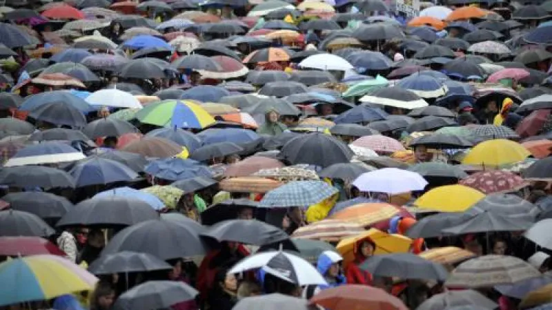 Lidé v Krakově sledují beatifikaci Jana Pavla II.