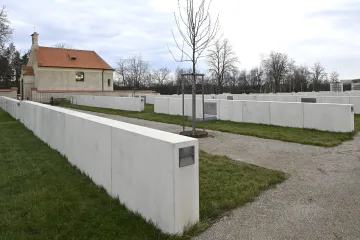 Hřbitov v krajině i ideální sociální bydlení. Ročenka architektury oceňuje službu veřejnosti