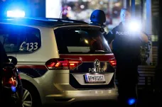 Při útoku ve Vídni policie prosila, aby se nesdílely záběry z místa. Musíme informovat, oponovala média