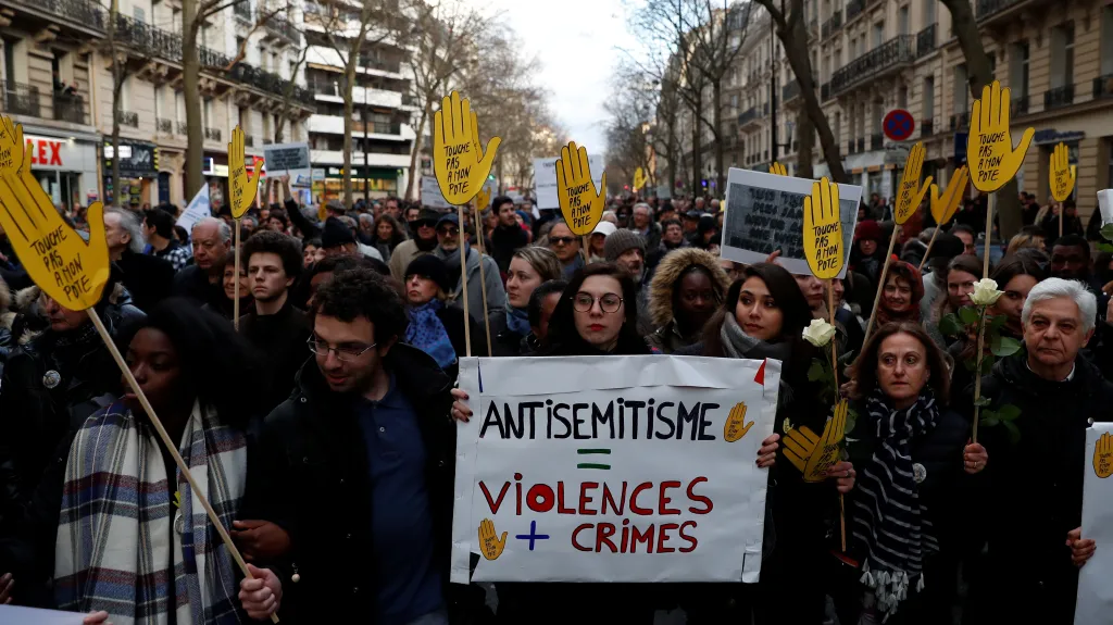 Pietní pochod v Paříži za Mireille Knollovou (březen 2018)