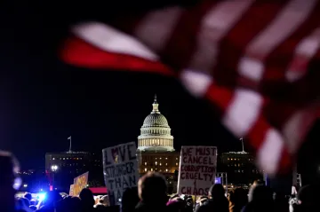 Úbytek nerozhodnutých mandátů živí polarizaci americké politiky