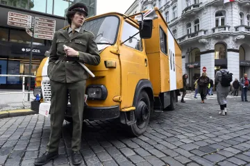 Pamětníci i nové generace si v ulicích připomněli Den boje za svobodu a demokracii