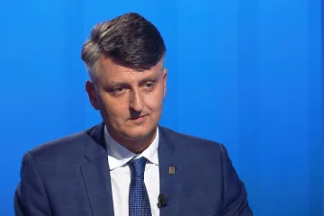 Na všech železničních přejezdech u silnic prvních tříd budou závory, říká šéf SŽDC