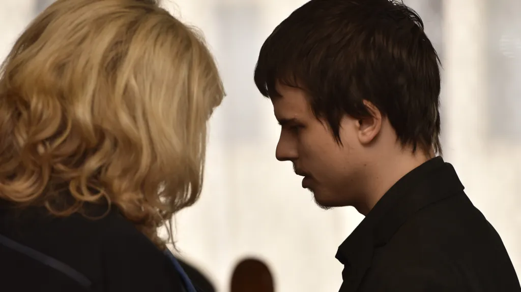 Mladík obžalovaný z vraždy studentky vinu popírá