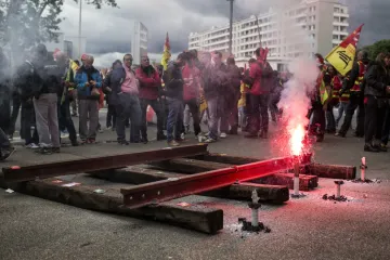 Francie osm dní před Eurem pod tíhou stávek. Přidat se mohou i piloti