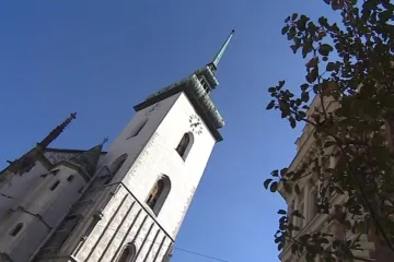 Unikátní technologie zachraňuje dřevěné trámy ve věži kostela