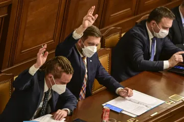 Platy ústavních činitelů se od února asi vrátí na loňskou úroveň, sněmovna schválila vládní novelu