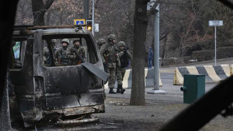 Po nepokojích zbylo poničené město