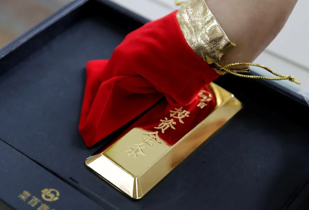 V Číně stoupá poptávka po investičním zlatu. Na snímku pracovník jednoho zlatnictví v Pekingu připravuje 1000 gramů zlata