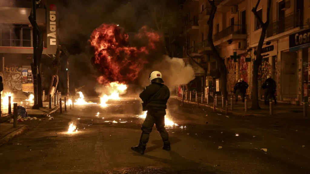 Protesty v Řecku u příležitosti sedmého výročí policejní střelby, jejíž obětí se stal neozbrojený patnáctiletý mladík