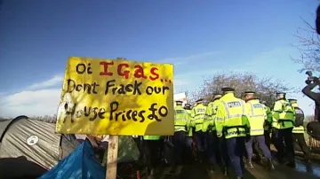Britové protestují proti břidlicovému plynu